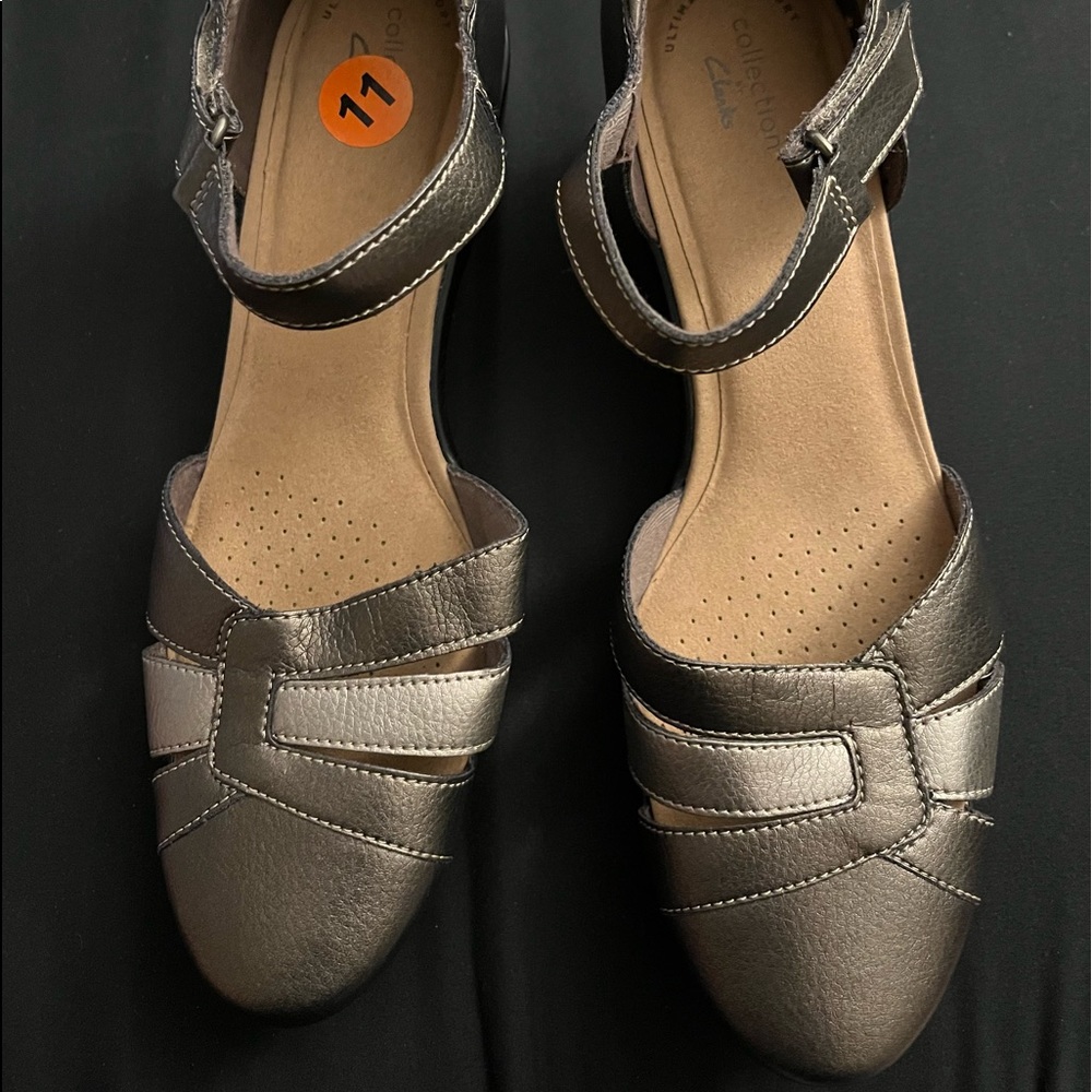 Women’s Clark’s Emily Daisy pumps in size 11